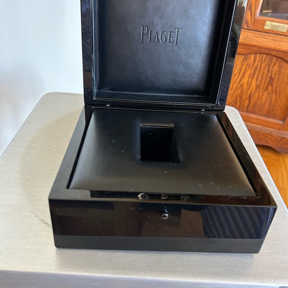 Piaget black laquer watch box. - Picture 3 of 9